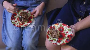一家人从碟子里吃蛋糕